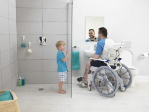 Duschrollstuhl mit Greifreifen